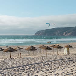Accommodatie ligt op het strand, strandlakens, windsurfen