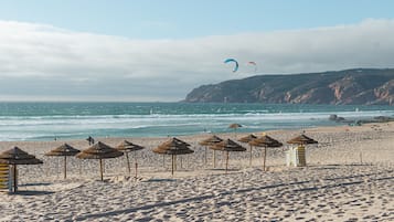 Plage, serviettes de plage, planche à voile