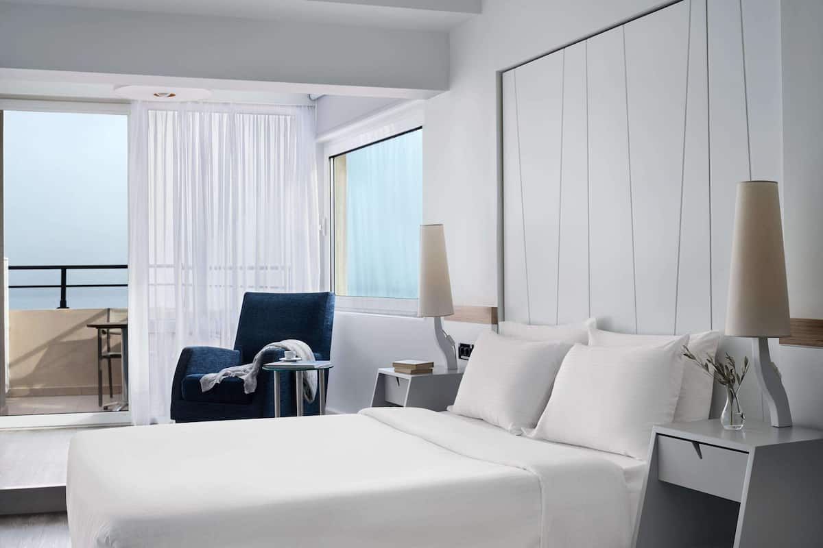 Habitación superior, vista al mar | Minibar y caja de seguridad en la habitación