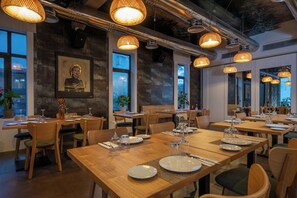 Déjeuner, dîner et souper servis sur place