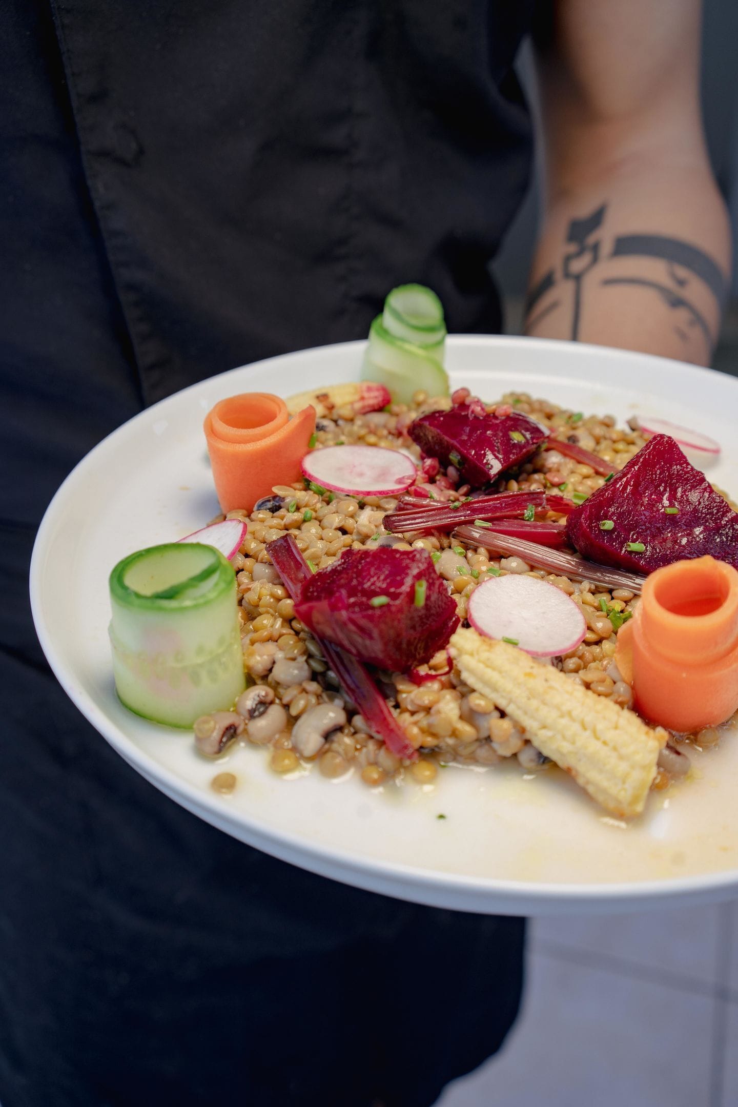 Une assiette de nourriture contenant divers légumes et céréales.