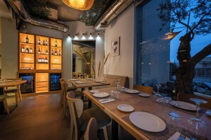Petit déjeuner, déjeuner et dîner servis sur place