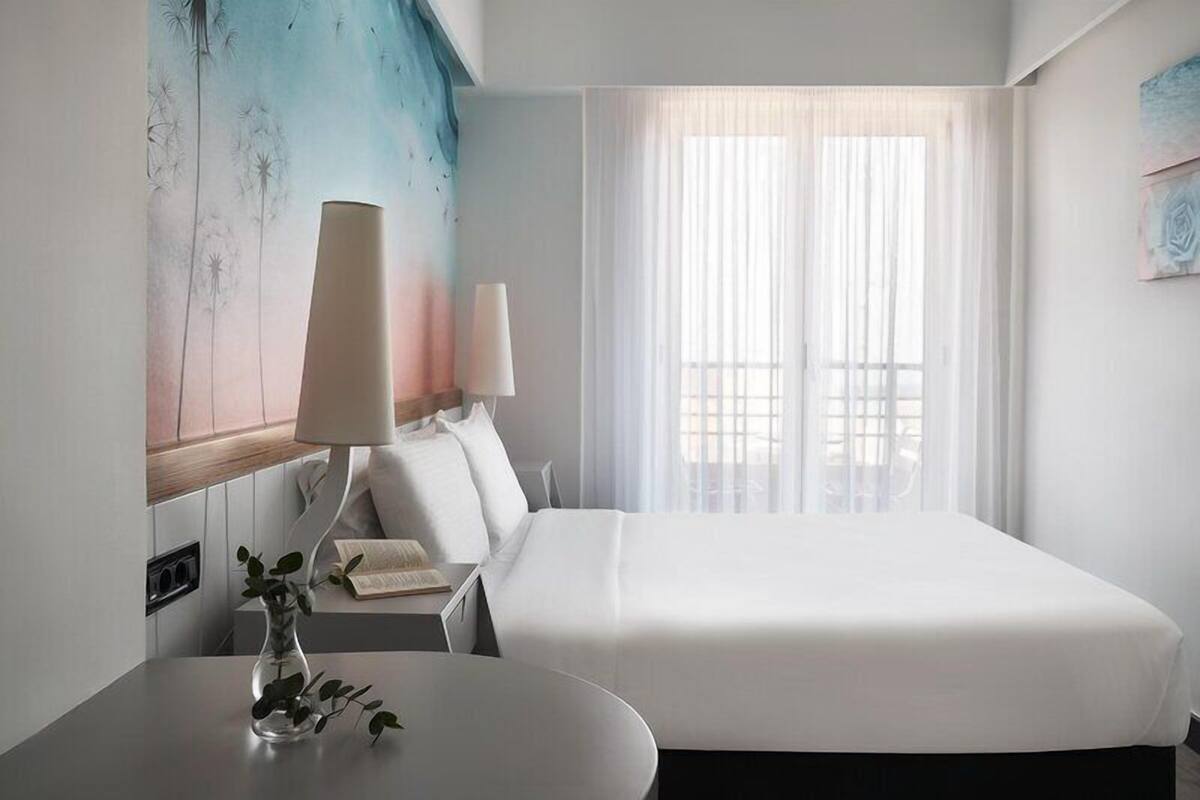 Comfy Room | Minibaari, tallelokero huoneessa
