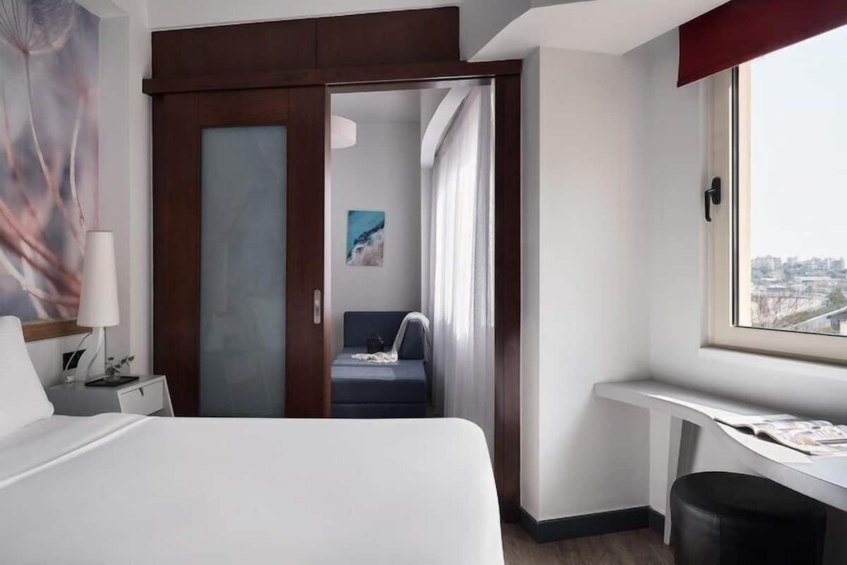 Minibar y caja de seguridad en la habitación