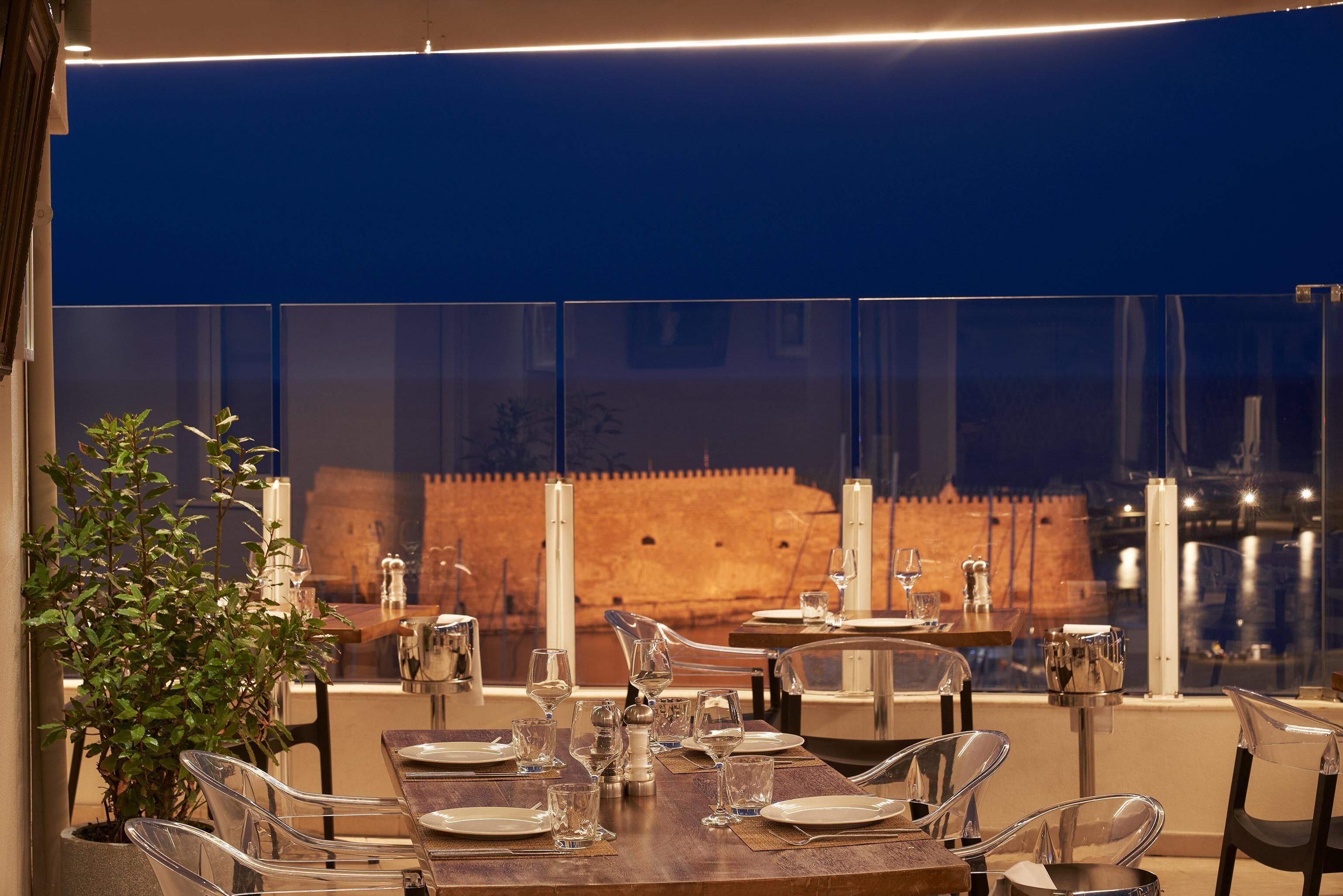 Petit déjeuner, déjeuner et dîner servis sur place