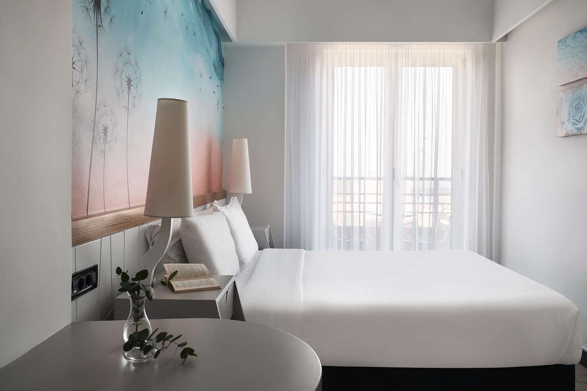 Comfy Room | Minibar, brankas, ruang kerja ramah laptop, dan kedap suara