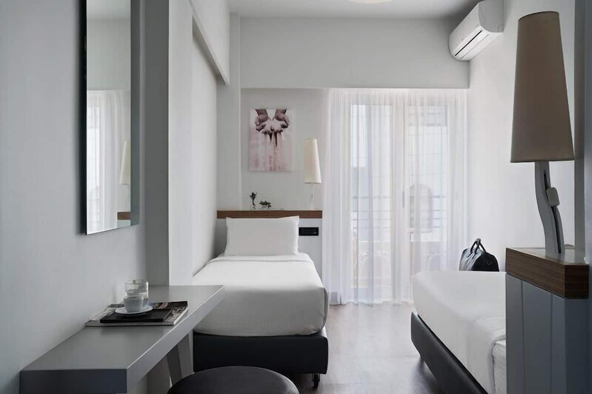 Minibar y caja de seguridad en la habitación