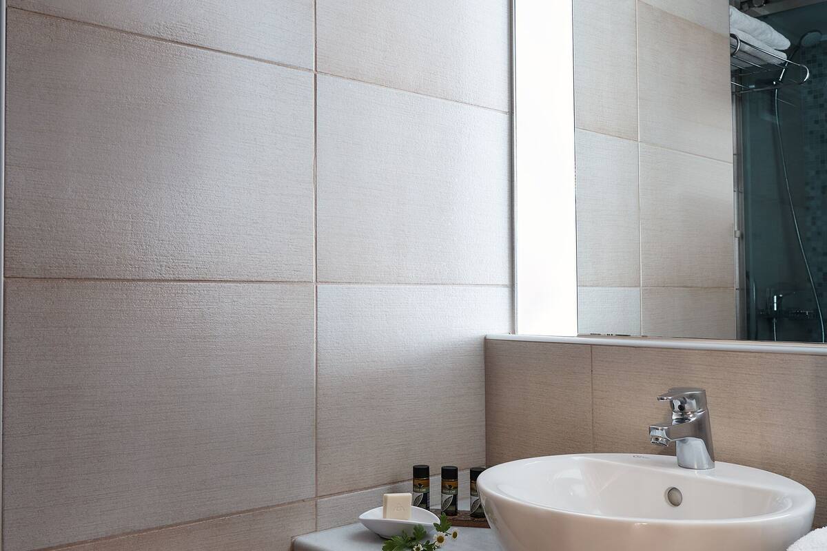 superior room, city view | bathroom | towels, soap, shampoo, toilet paper