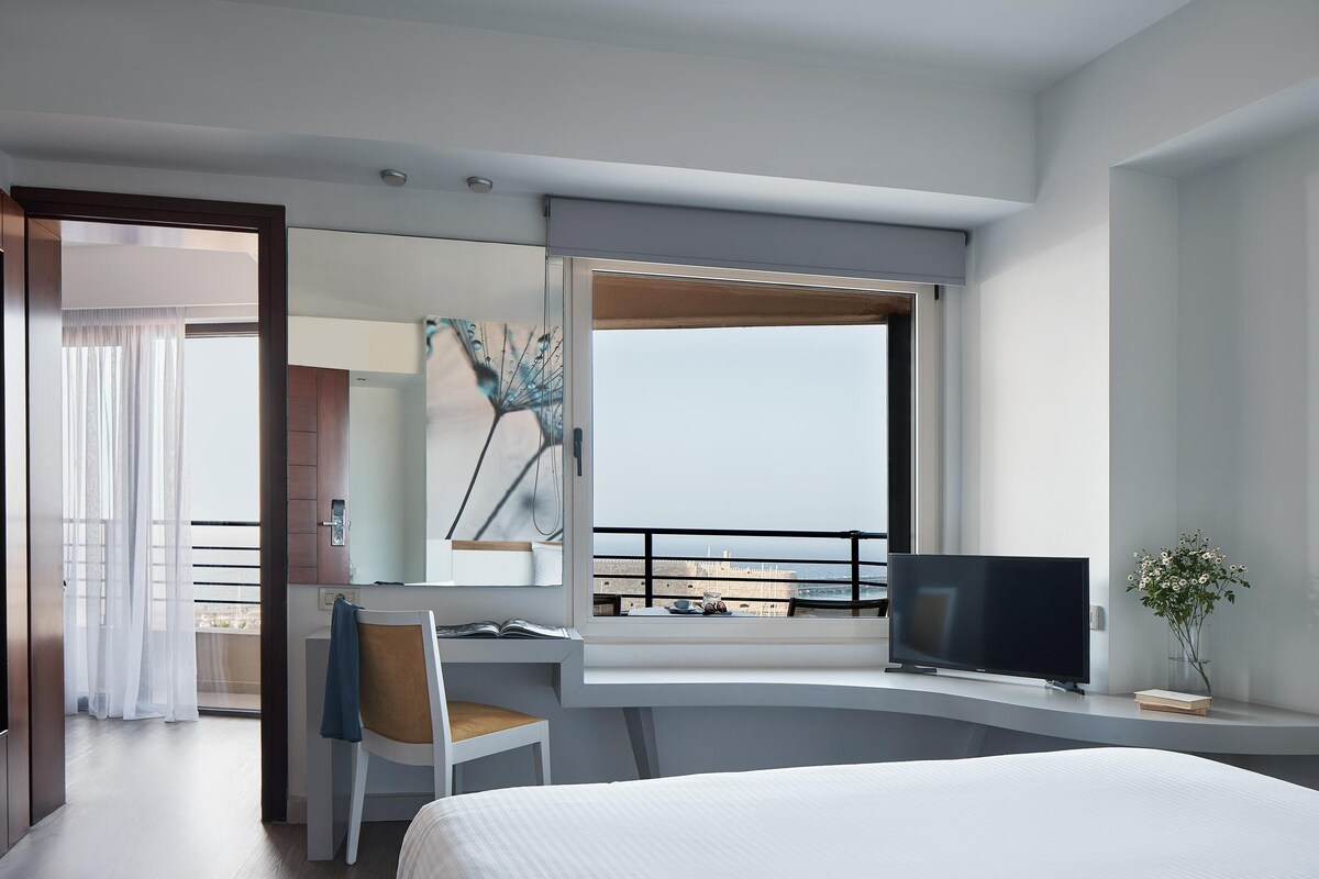 Suite Eksekutif, Pemandangan Laut | Minibar, brankas, ruang kerja ramah laptop, dan kedap suara