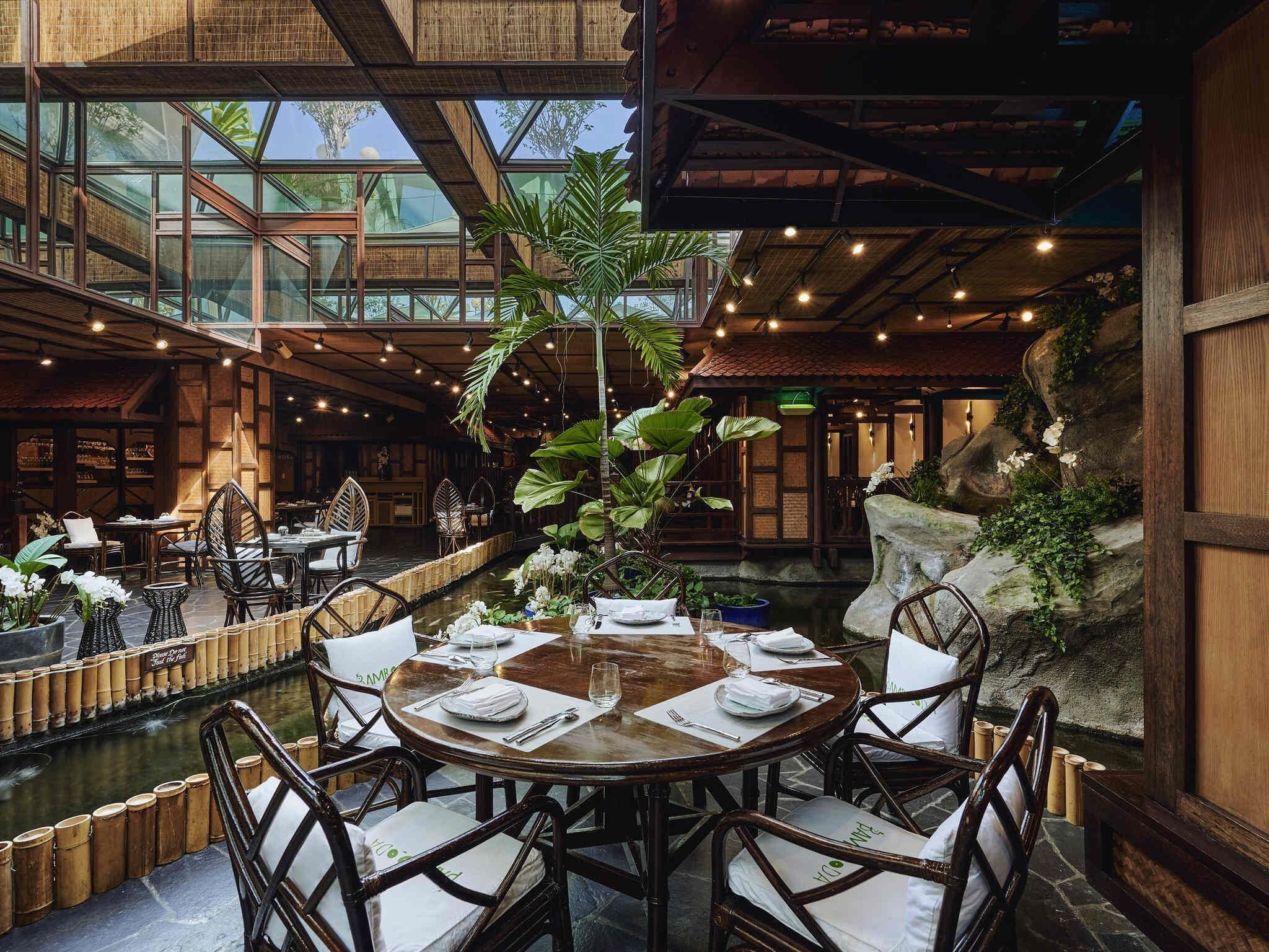 7 間餐廳，供應午餐和晚餐，亞洲料理