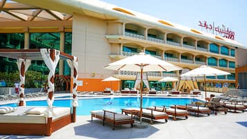 Utendørsbasseng, bassengparasoller og solsenger