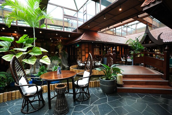 7 restaurants, lunch, dinner served; Asian cuisine