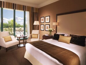 高級寝具、羽毛の掛け布団、ミニバー、セーフティボックス (室内)