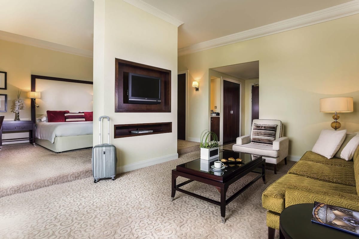 Suite superior, 1 cama matrimonial | Ropa de cama de alta calidad, edredón y minibar