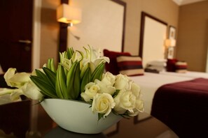 Premium bedding, down comforters, minibar, in-room safe - Mövenpick Grand Al Bustan Dubai (Dubai)