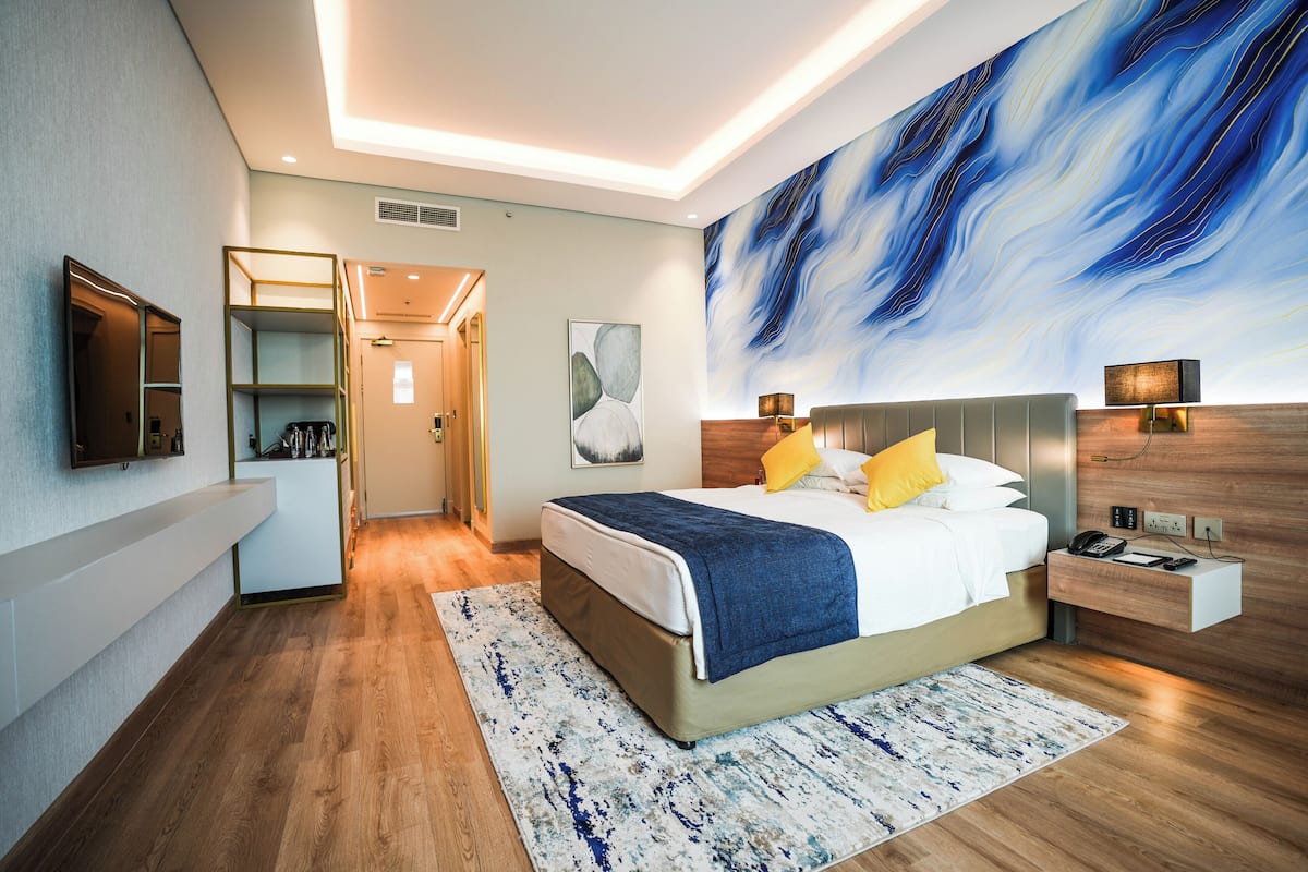 1 bedroom, premium bedding, in-room safe, desk
