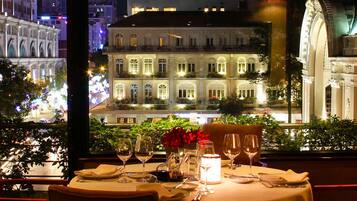 2 restaurants, serveren ontbijt