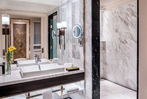 Articles de toilette gratuits, sèche-cheveux, peignoirs, chaussons