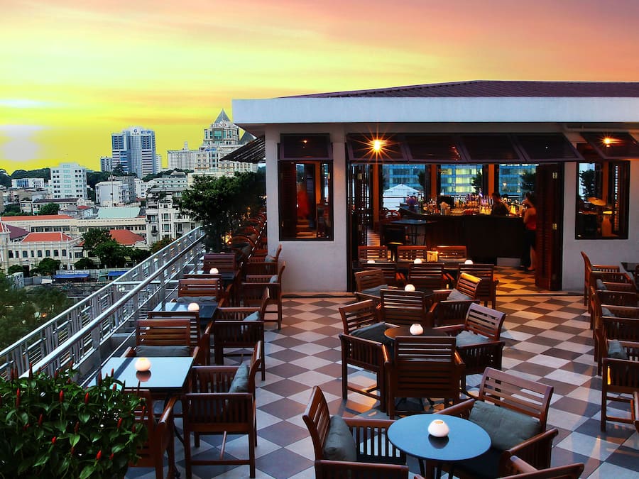 2 bars/lounges, poolside bar