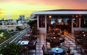2 Bars/Lounges, Poolbar