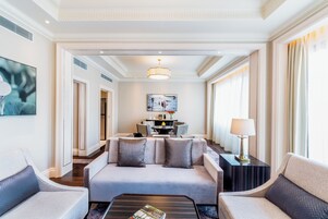 Heritage Suite - SIGNATURE LOUNGE PRIVILEGES | Sängtillbehör av högsta kvalitet, Tempur-Pedic-madrasser och minibar