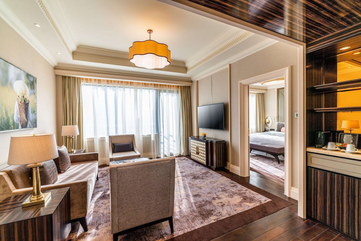 Executive Suite - SIGNATURE LOUNGE PRIVILEGES | 1 bedroom, premium bedding, Tempur-Pedic beds, minibar