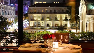 2 restaurants; breakfast, lunch, dinner, and brunch served