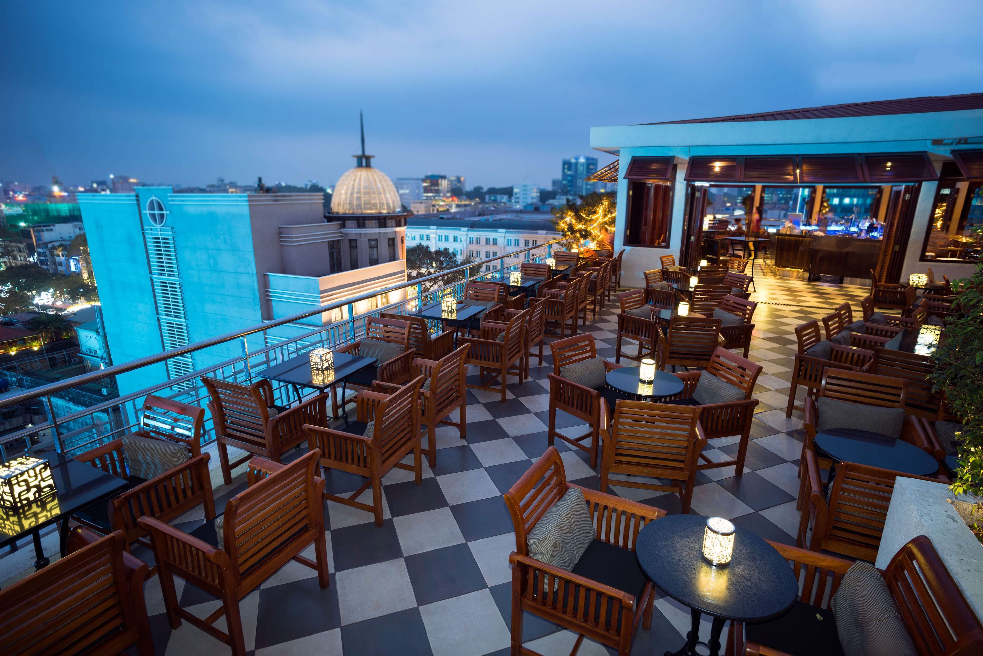 2 bars/lounges, poolside bar