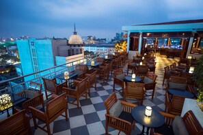 2 bars/lounges, poolside bar - Caravelle Saigon (Ho Chi Minh City)