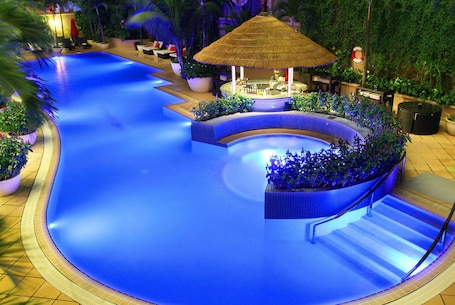 Una piscina al aire libre. Caravelle Saigon