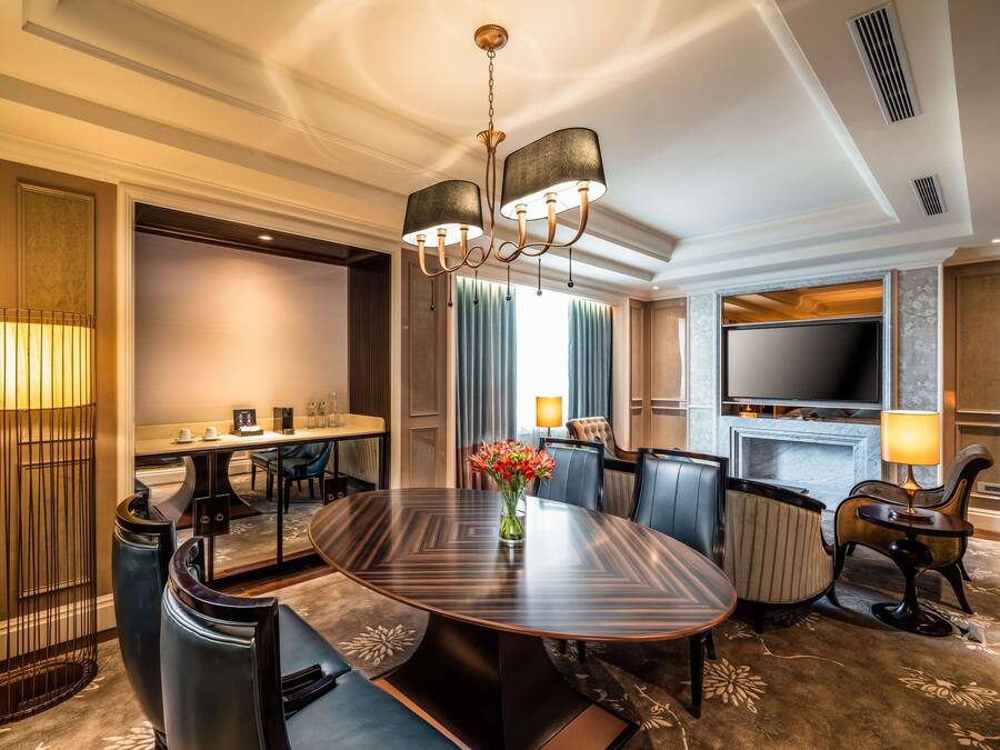 2 bars/lounges, een poolbar