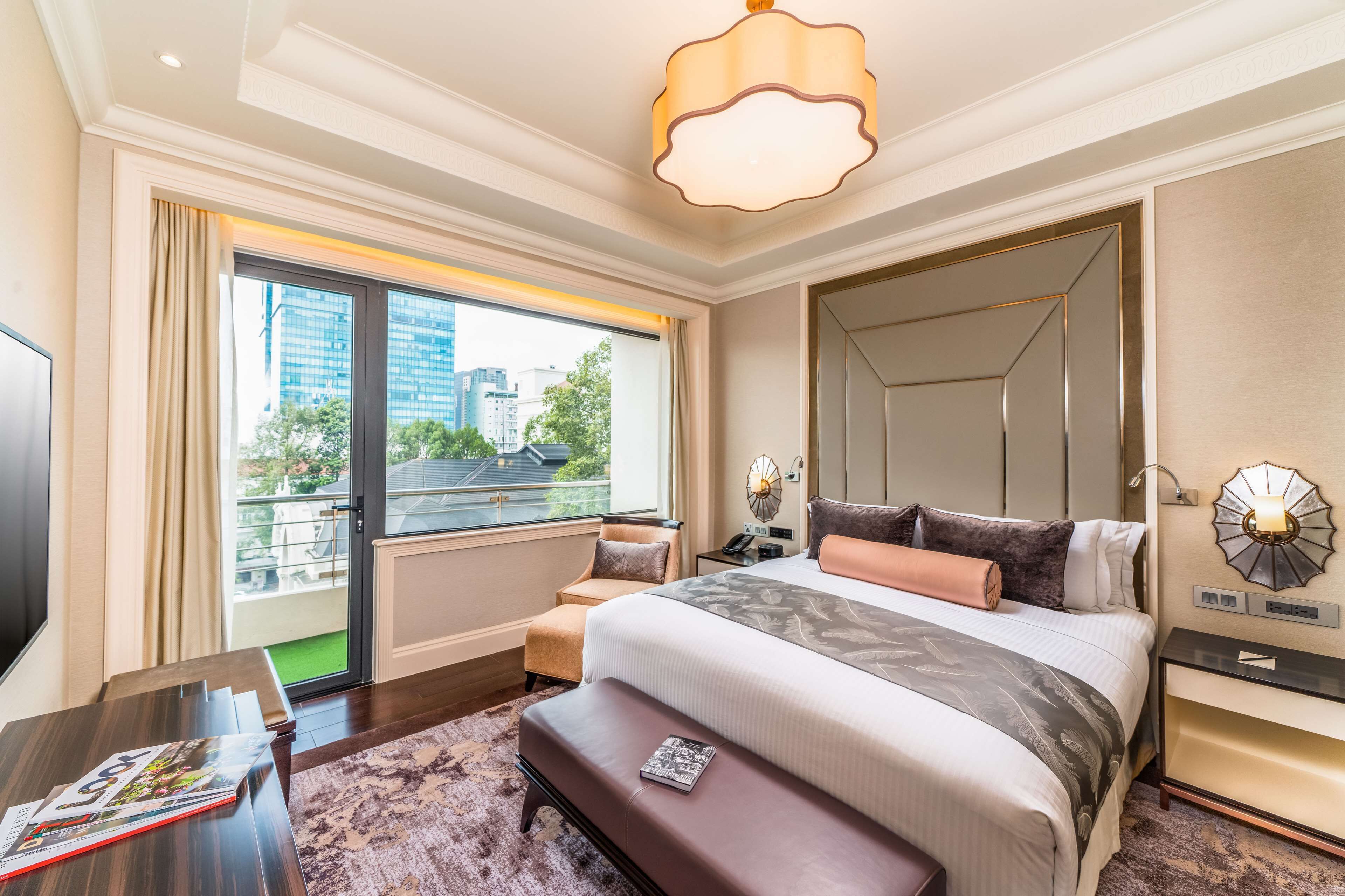 Premium bedding, Tempur-Pedic beds, minibar, in-room safe