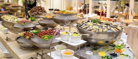 2 restaurants; breakfast, lunch, dinner, and brunch served