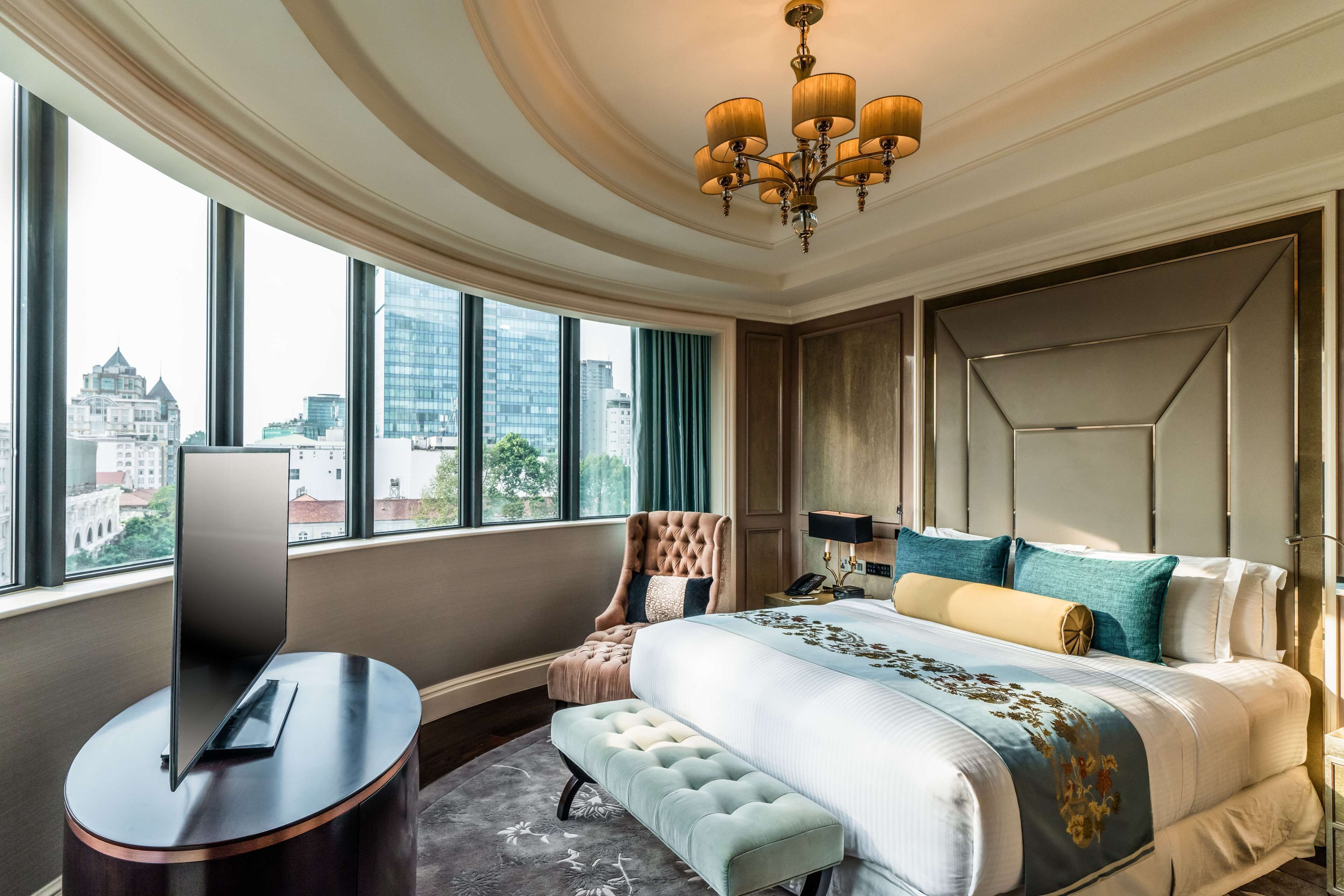 Seprai premium, tempat tidur Tempur-Pendic, minibar, dan brankas