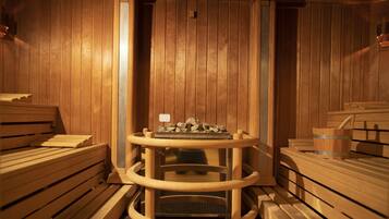 Eine Sauna mit Holzbänken und einer Infrarotliege.