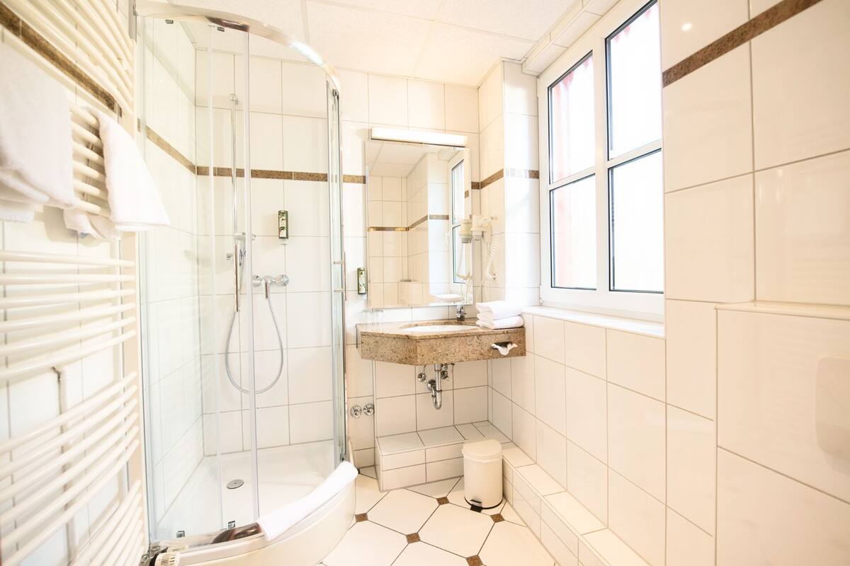 combined shower/bathtub, deep-soaking bathtub, hydromassage showerhead