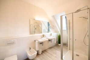 Habitación Deluxe doble | Baño | Ducha y bañera combinadas y bañera profunda