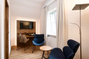 Junior Suite | Living area | 85-cm flat-screen TV with satellite channels, TV - Landhotel Kauzenberg (Bad Kreuznach)