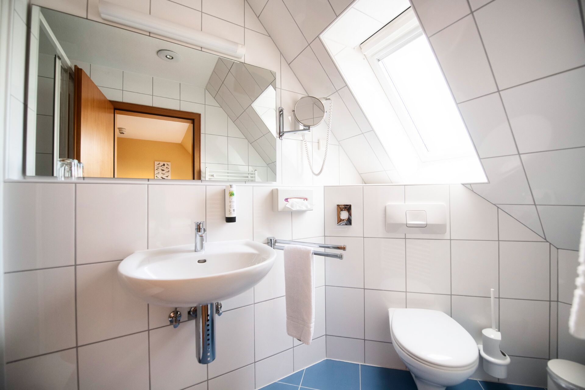 combined shower/bathtub, deep-soaking bathtub, hydromassage showerhead