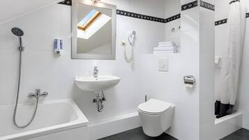 Tweepersoonskamer, 1 kingsize bed | Badkamer | Een douche, gratis toiletartikelen, een haardroger, handdoeken