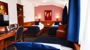 Driepersoonskamer, 3 eenpersoonsbedden | Luxe beddengoed, pillowtop-bedden, een minibar, een kluis op de kamer