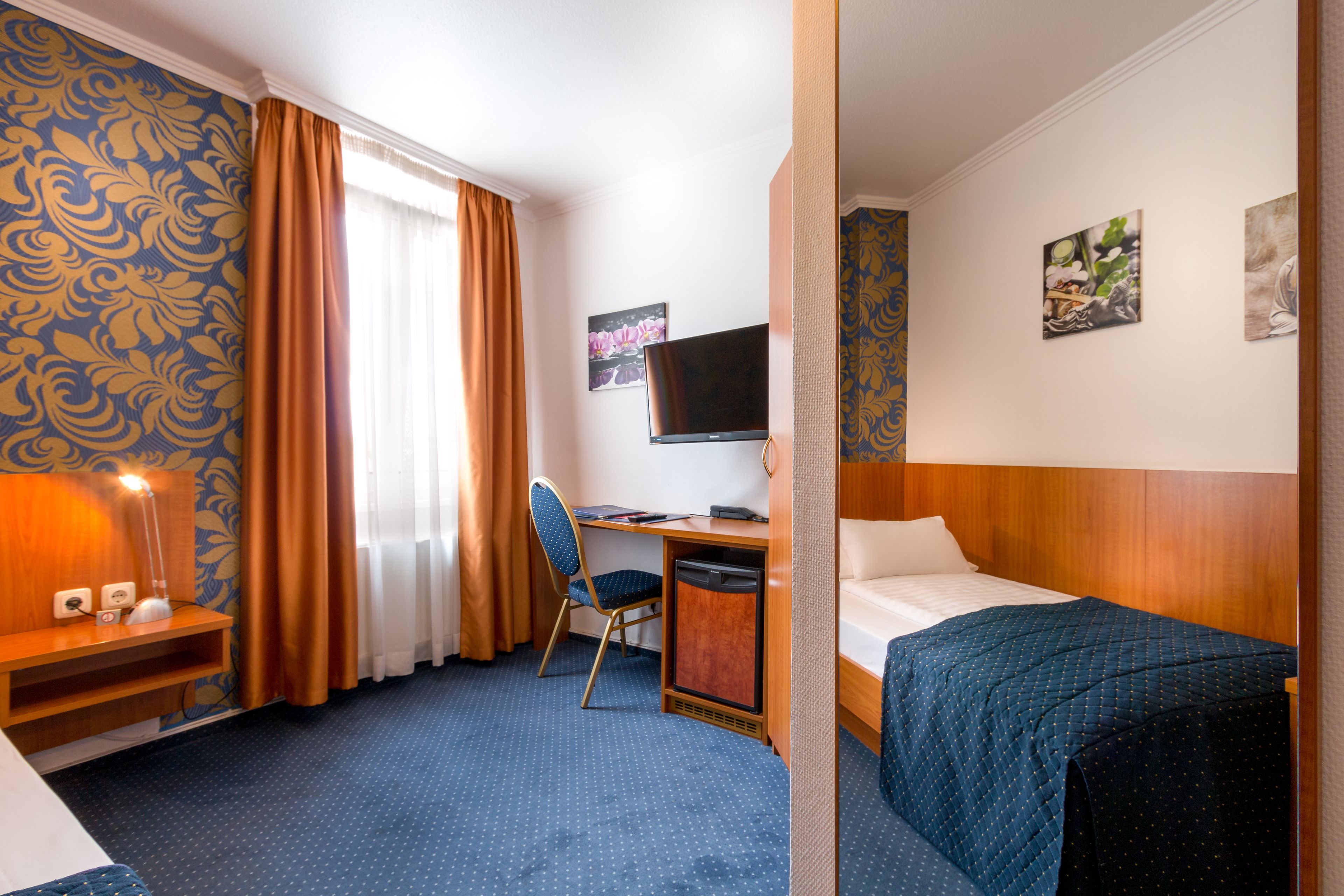single room | premium bedding, pillow-top beds, minibar, in-room safe