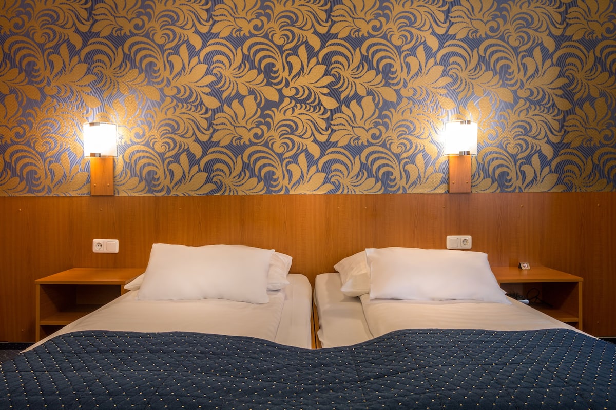 double room | premium bedding, pillow-top beds, minibar, in-room safe