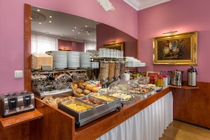 Daily buffet breakfast (EUR 14 per person) - Hotel Atlanta (Darmstadt)