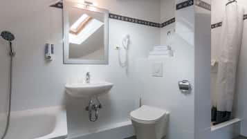 Dusche, kostenlose Toilettenartikel, Haartrockner, Handtücher