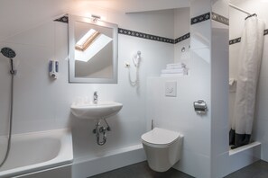 Ducha, artículos de higiene personal gratuitos y secador de pelo