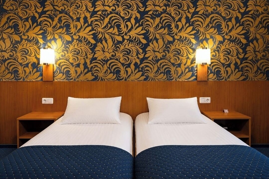 Double Room, 2 Twin Beds | Bathroom | Shower, free toiletries, hair dryer, towels