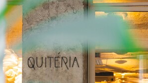 Un letrero con la palabra "QUITÉRIA" en una pared.