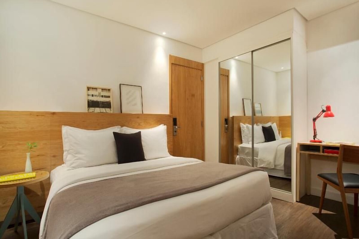 Een minibar, een kluis op de kamer, een bureau, geluiddichte muren