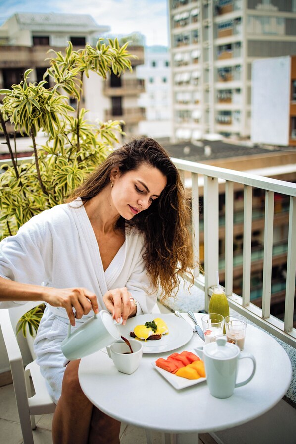 Family Suite | Minibar, in-room safe, desk, soundproofing